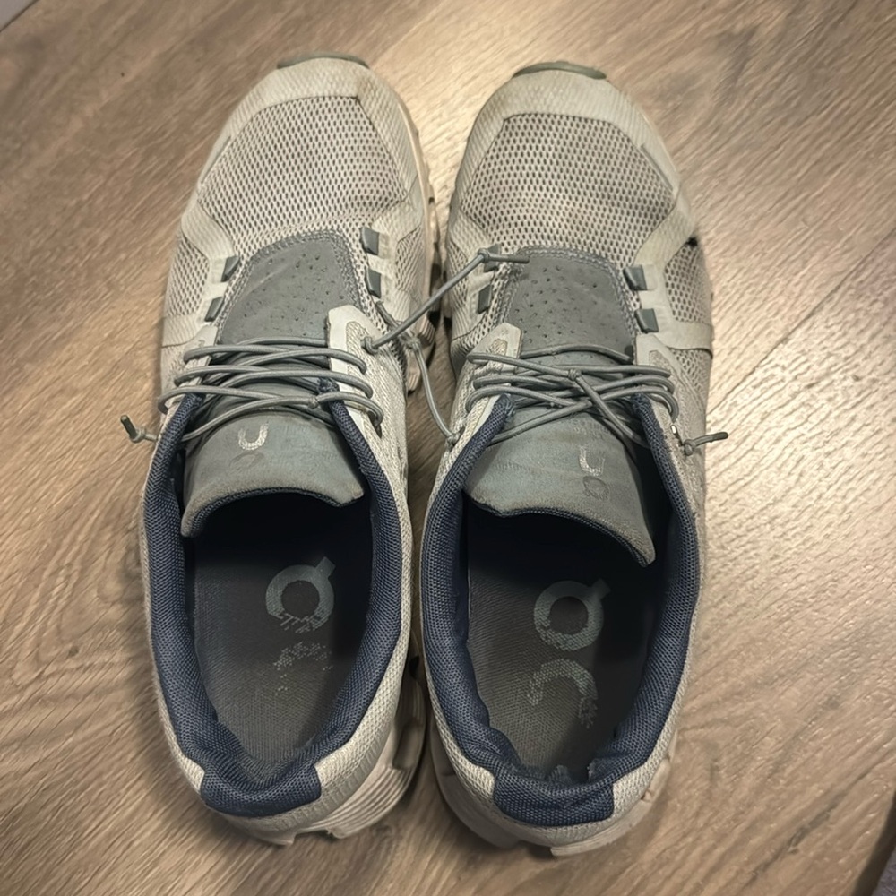 On clouds women’s shoe